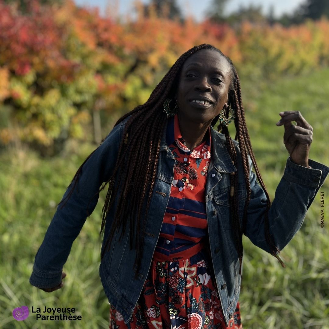 Atelier de danse art-thérapie au Centre Om Vitae à Vaugneray dans l'Ouest lyonnais près de Lyon avec Alexandra Ayenou de la Joyeuse Parenthèse.