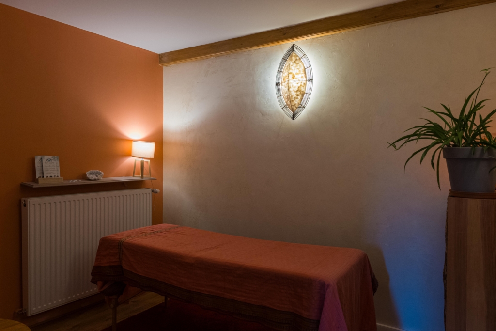 Salle de soin avec table de massage du cabinet Kali au Centre Om Vitae à Vaugneray