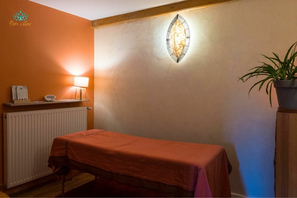 Salle de soin avec table de massage du cabinet Kali au Centre Om Vitae à Vaugneray