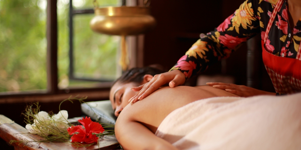 Participants se relaxant et contemplant le paysage sur les backwaters