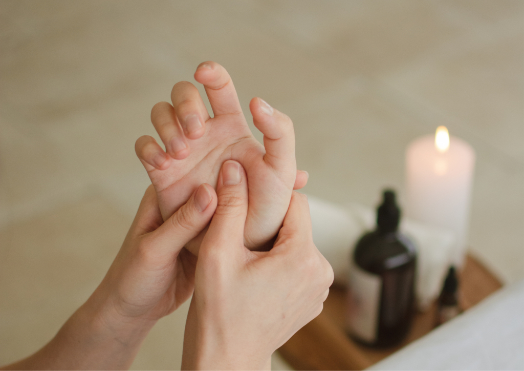 Massage bien-être lors de la Journée Ressource Histoires de femmes à Vaugneray dans les Monts du Lyonnais.
